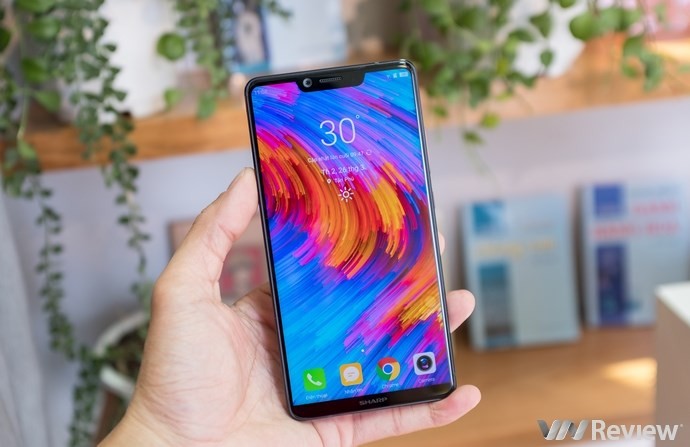 Cận cảnh Sharp Aquos S3 đầu tiên tại Việt Nam: màn tai thỏ 6 inch, Snapdragon 630, giá dự kiến 11 triệu đồng - Ảnh 5