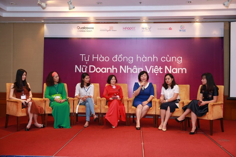 Đại diện Qualcomm và Quỹ Cherie Blair Foundation for Women cùng các doanh nhân nữ chia sẻ thông tin tại lễ ra mắt.