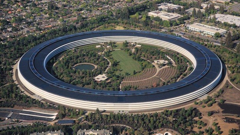 “Phù thủy” thiết kế Jony Ive bất ngờ chia tay Apple ảnh 1 Trụ sở phi thuyền Apple không dính liền mặt đất mà nằm trên 700 mâm thép khổng lồ