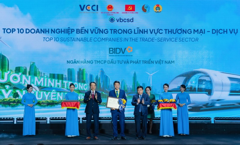 Anh 01 Tổng Giám đốc BIDV Lê Ngọc Lâm đại diện ngân hàng nhận giải thưởng.jpeg