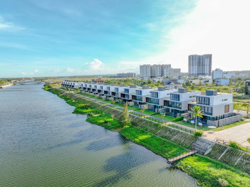 Với tiềm lực tài chính vững mạnh, Regal Group không ngừng mở rộng quy mô hoạt động, sở hữu quỹ đất vàng dọc các thành phố biển, đã và đang triển khai hàng loạt dự án BĐS đa dạng từ nhà ở thấp tầng, căn hộ hạng sang đến các khu đô thị phức hợp hiện đại.