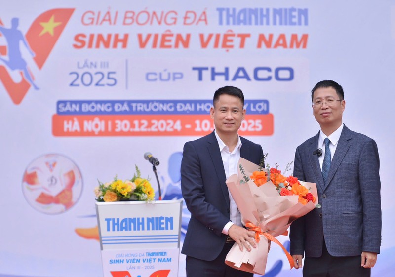 Ông Nguyễn Văn Lân - Tổng Giám đốc Ban Điều hành các đại lý (trực thuộc &amp; độc lập) Kia, Mazda Hà Nội (bên trái) tham dự lễ khai mạc vòng loại khu vực phía Bắc