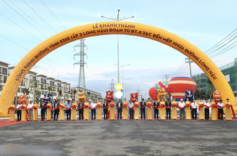 Ảnh 1_Đại biểu cắt băng khánh thành đường 826E.jpg