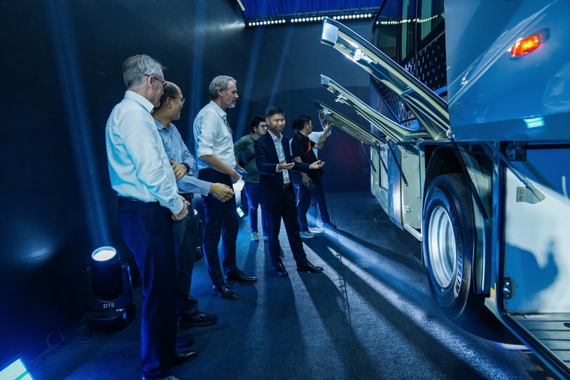 Lãnh đạo, nhà phân phối và khách hàng tham quan xe