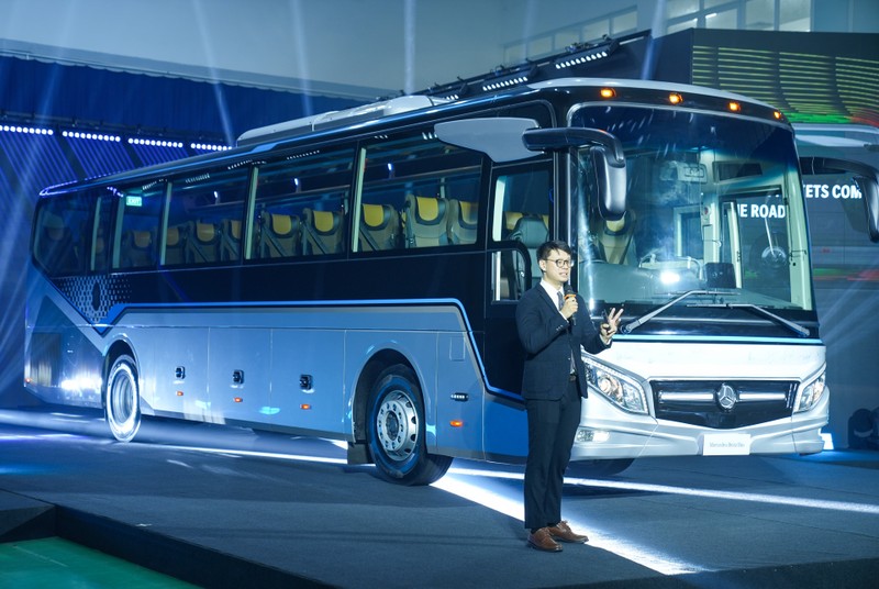 Đại diện DAIMLER Thái Lan giới thiệu mẫu xe bus Mercedes-Benz RS 1936