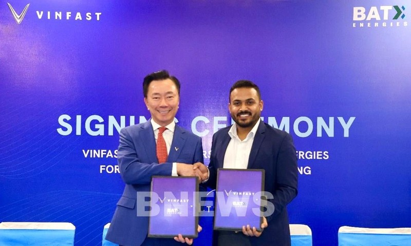 Ông Phạm Sanh Châu, Tổng Giám đốc VinFast Châu Á (bên trái) và ông Utkarsh Singh, Tổng Giám đốc BatX Energies, tại buổi lễ ký kết.