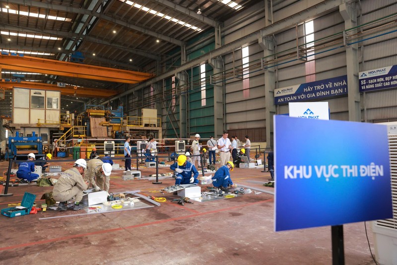 Các thí sinh chuẩn bị cho phần thi điện