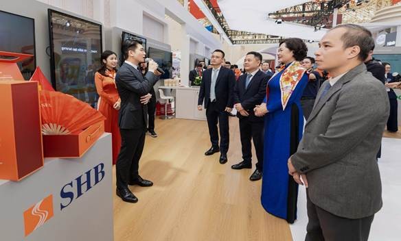 Phó chủ tịch HĐQT Đỗ Quang Vinh tự hào báo cáo các lãnh đạo NHNN hành trình hơn 32 năm SHB kiên tâm đồng hành cùng sự nghiệp phát triển của Đất nước.