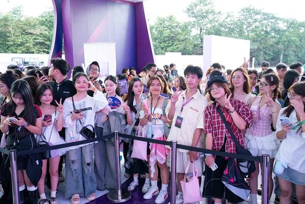 TPBank bắt nhịp cùng giới trẻ cực mượt tại booth trải nghiệm của Bank Tím tại concert Em Xinh Say Hi Đêm 2.