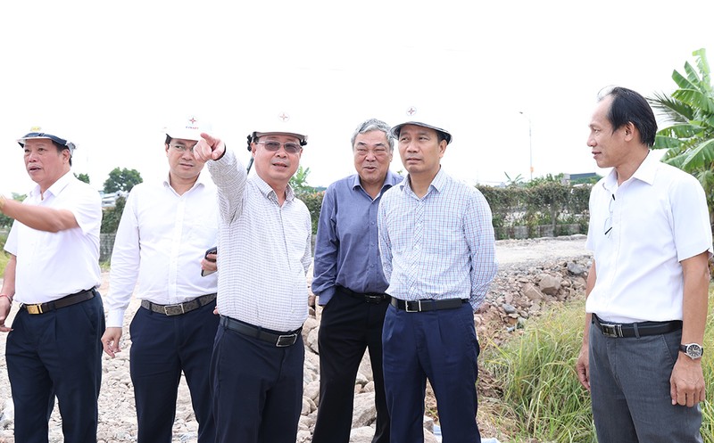 Chủ tịch HĐTV EVNNPT Nguyễn Tuấn Tùng nghe đơn vị thi công báo cáo tình hình triển khai dự án đoạn qua TP. Hải Phòng