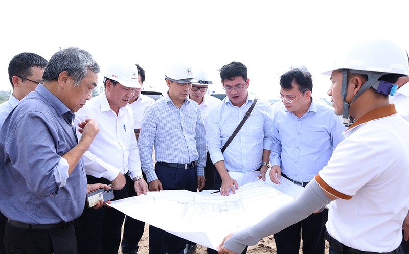 Cũng trong chương trình, Chủ tịch HĐTV EVNNPT Nguyễn Tuấn Tùng và đoàn công tác kiểm tra Dự án Trạm biến áp 500kV Thái Bình