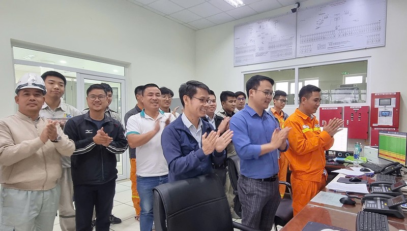 Đại diện các đơn vị liên quan chứng kiến thời khắc đóng điện dự án