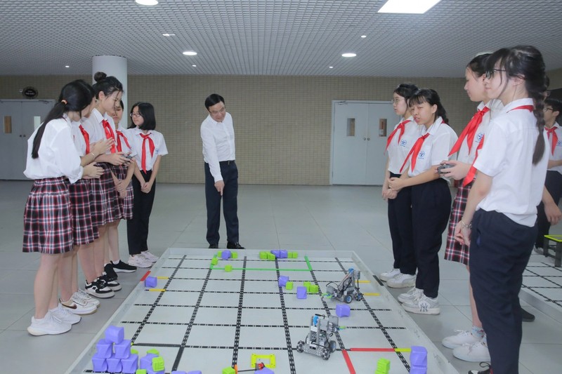 Chủ tịch HĐTV Petrovietnam Lê Mạnh Hùng trao đổi với các em học sinh tại Phòng thực hành STEM Trường THCS Cầu Giấy (Hà Nội)