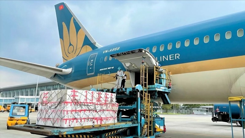 Vietnam Airlines tiếp tục vận chuyển miễn phí hàng hóa hỗ trợ đồng bào vùng lũ miền Trung