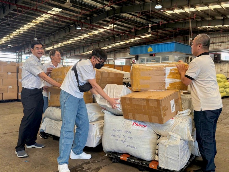 Trong đợt vận chuyển miễn phí hàng hóa hỗ trợ trước đó, tính đến ngày 20_11, hơn 29 tấn nhu yếu phẩm, thuốc men, quần áo và các vật dụng thiết yếu đã được Vietnam Airlines chuyển tới đồng bào vùng mưa lũ tại các đi.jpg