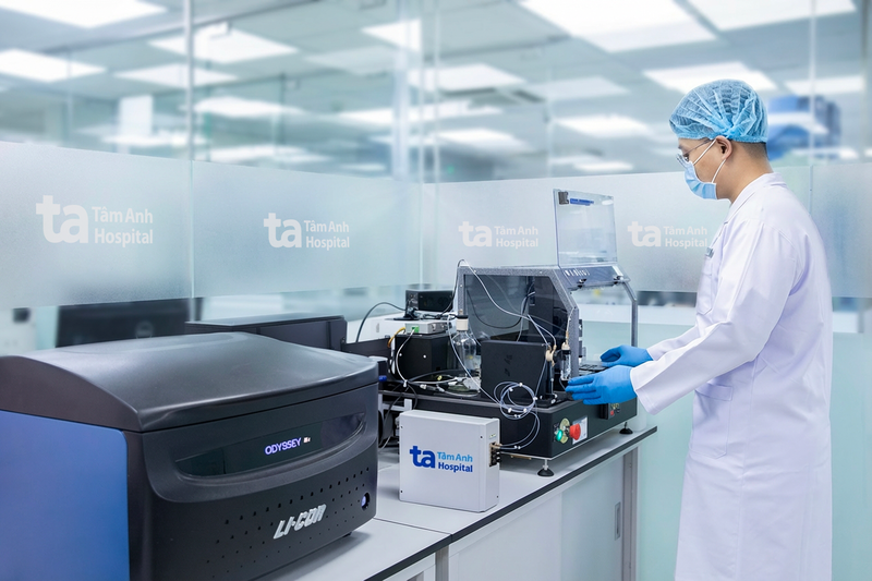 Kỹ thuật viên Trung tâm Xét nghiệm, BVĐK Tâm Anh vận hành hệ thống BioDot (Mỹ) thực hiện kỹ thuật Q-MAC giúp tìm kháng thể virus viêm gan D, tác nhân có thể gây ung thư gan.png