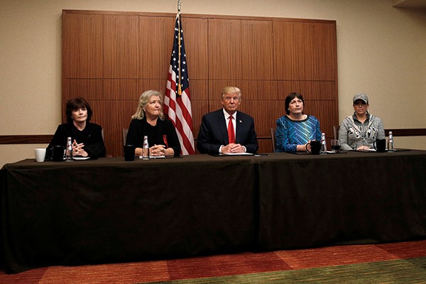 Ông Trump tổ chức họp báo với 4 người cáo buộc cựu tổng thống Bill Clinton tấn công tình dục họ.