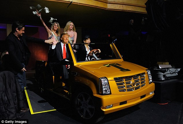 Ông Trump ngày càng bị bà Hillary Clinton bỏ xa trong cuộc đua vào Nhà Trắng