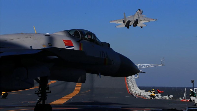 J-15 xuất kích từ tàu Liêu Ninh