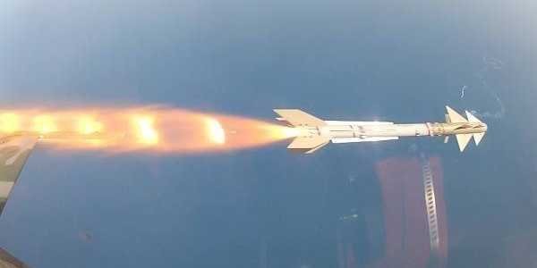 Python khai hỏa trong trận không chiến