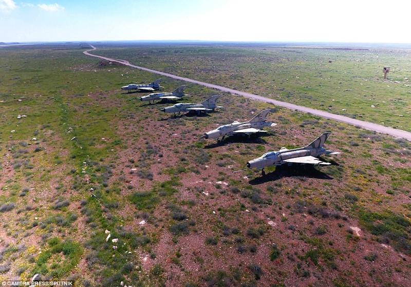 Máy bay không quân Syria bị tên lửa Mỹ phá hủy trong cuộc tập kích tên lửa