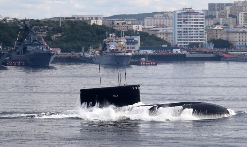 Tàu ngầm Kilo thời điểm bắt đầu nổi lên mặt biển