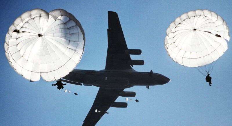 Lực lượng dù của Nga tập trận đổ bộ đường không