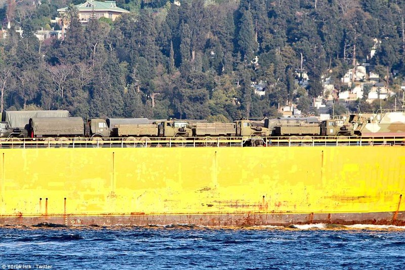 Mỹ-Anh-Pháp “đánh hội đồng” Syria, Nga dồn dập đổ khí tài quân sự tới chiến trường ảnh 1