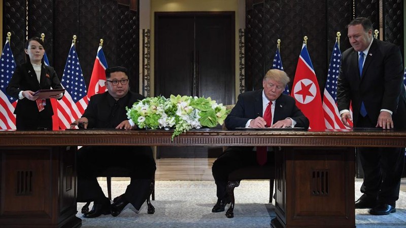 Tổng thống Mỹ Donald Trump và lãnh đạo Triều Tiên Kim Jong un ký tuyên bố chung sau hội đàm Tổng thống Mỹ Donald Trump và lãnh đạo Triều Tiên Kim Jong un ký tuyên bố chung sau hội đàm