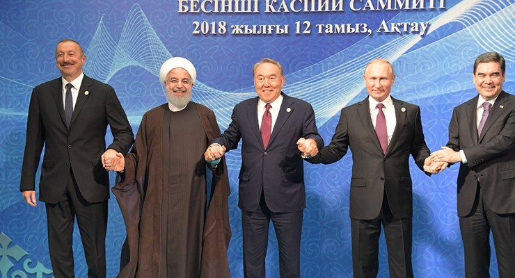 Tổng thống Nga V.Putin, Tổng thống Azerbaijan Ilkham Alyev, Tổng thống Turkmeniya Gurbanhuly Berdymukhamedov, Tổng thống Kazakhstan Nursultan Nazarbayev và Tổng thống Iran Hassan Rouhani tại Hội nghị thượng đỉnh Caspi lần thứ V ngày 12/8/2018)