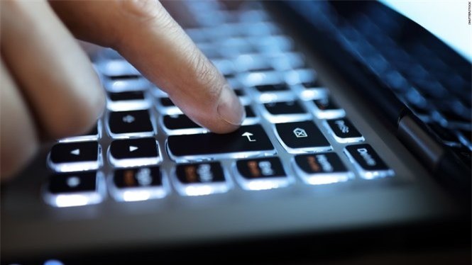 Hãy chậm bớt một chút trước khi chia sẻ hay post lại thông tin trên mạng Internet - Ảnh: CNN. Hãy chậm bớt một chút trước khi chia sẻ hay post lại thông tin trên mạng Internet - Ảnh: CNN.