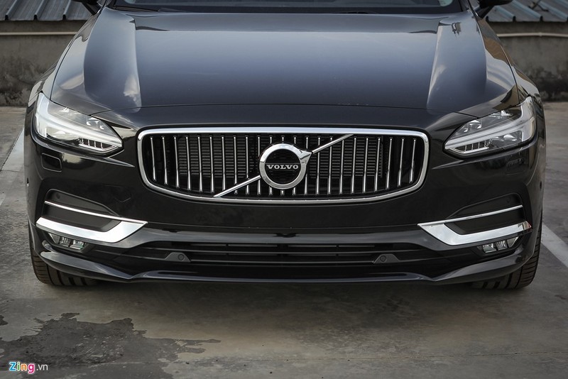 Để không lẫn với những chiếc xe Đức, Volvo tạo nên những đường nét rất riêng.Thiết kế đầu và đuôi xe bắt mắt, cân đối. Mặt ca-lăng đặc trưng trên các mẫu xe của Volvo.