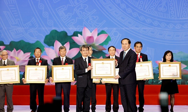 Chủ tịch Nước trao giải thưởng cho cá nhân đoạt giải