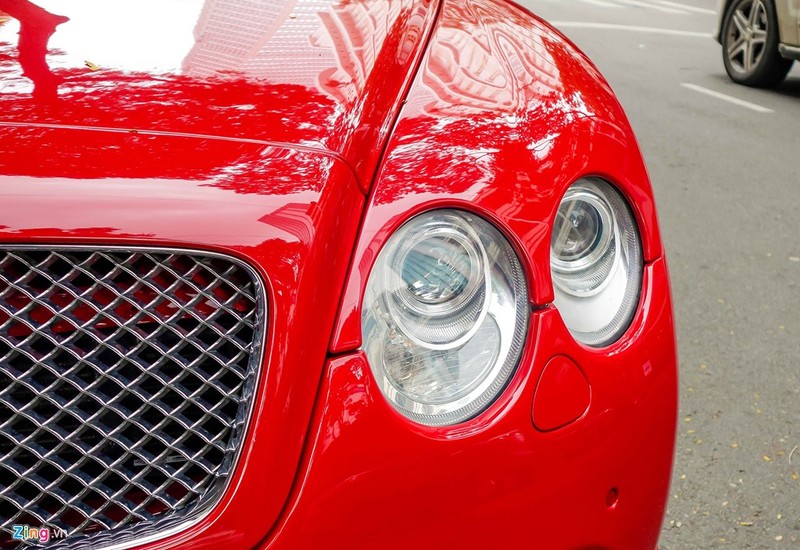 Cụm đèn pha hình oval chiếu sáng bằng bóng bi-xenon là chi tiết làm nên thương hiệu Bentley. Những mẫu Continental GT đời mới dùng đèn pha LED. Cụm đèn pha hình oval chiếu sáng bằng bóng bi-xenon là chi tiết làm nên thương hiệu Bentley. Những mẫu Continental GT đời mới dùng đèn pha LED.