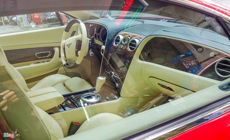 Bên trong, nội thất được bọc da thật và gỗ quý. Các chi tiết đều được chế tác thủ công bởi những người thợ tay nghề cao nhất tại Anh quốc. Bên trong, nội thất được bọc da thật và gỗ quý. Các chi tiết đều được chế tác thủ công bởi những người thợ tay nghề cao nhất tại Anh quốc.