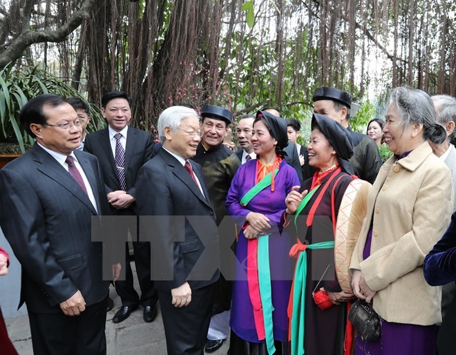 Tổng Bí thư đi xe buýt, bách bộ quanh hồ Gươm sáng mùng Một Tết ảnh 13