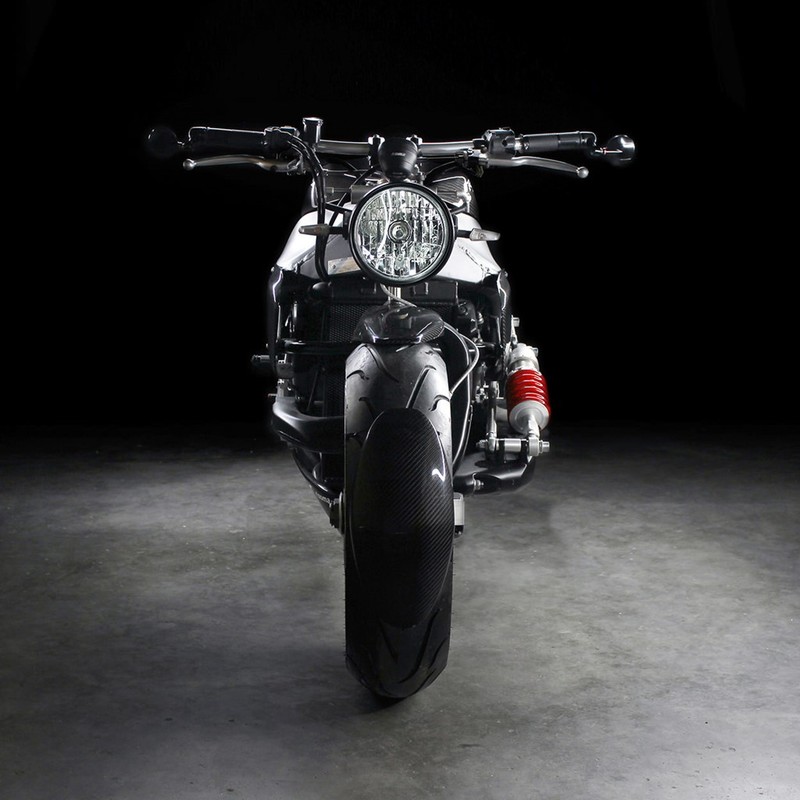 Một số nâng cấp khác của sản phẩm độ độc đáo này gồm bộ phanh Brembo và một số chi tiết sử dụng sản phẩm của Rizoma. Tay lái được thiết kế dạng thanh thẳng, gắn gương chiếu hậu.