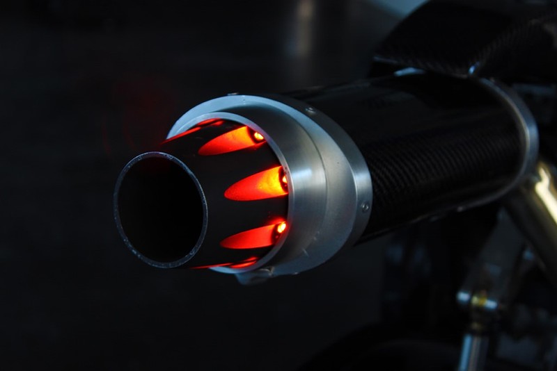 Hệ khung xe cũng được tăng thêm kích thước để đảm bảo phù hợp với những thay đổi kể trên. Đường ra ống xả được đặt lên cao. Ở phần cuối ống xả, Lazareth đã bố trí những bóng LED nhỏ màu đỏ để tận dụng làm đèn hậu của xe.