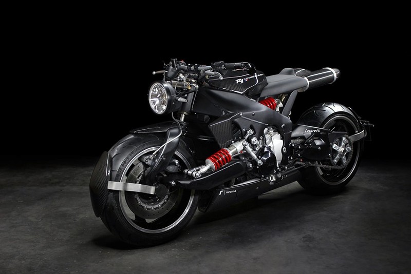 Toàn bộ khung sườn xe được thiết kế lại. Giảm xóc trước đặt lệch và lấy từ một dự án độ khác. Chính vì vậy, phần đầu xe cũng được thiết kế lạ mắt, với bộ càng trước.