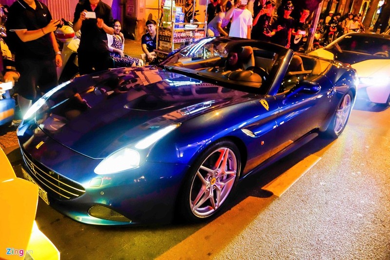 Xuất hiện trong dàn xe là chiếcFerrari California T hàng hiếm tại Việt Nam. Tại Mỹ, mẫu xe này có giá khoảng 206.000 USD, tuy nhiên tại Việt Nam, siêu xe này được bán giá đắt gấp 3 lần. Xuất hiện trong dàn xe là chiếcFerrari California T hàng hiếm tại Việt Nam. Tại Mỹ, mẫu xe này có giá khoảng 206.000 USD, tuy nhiên tại Việt Nam, siêu xe này được bán giá đắt gấp 3 lần.