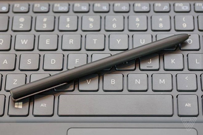 Không có vị trí để cất bút cảm ứng trên máy.Ảnh: The Verge.