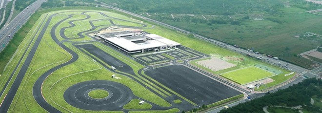 Đường đua tại BMW Korea Driving Center làm thỏa lòng các tay chơi tốc độ.