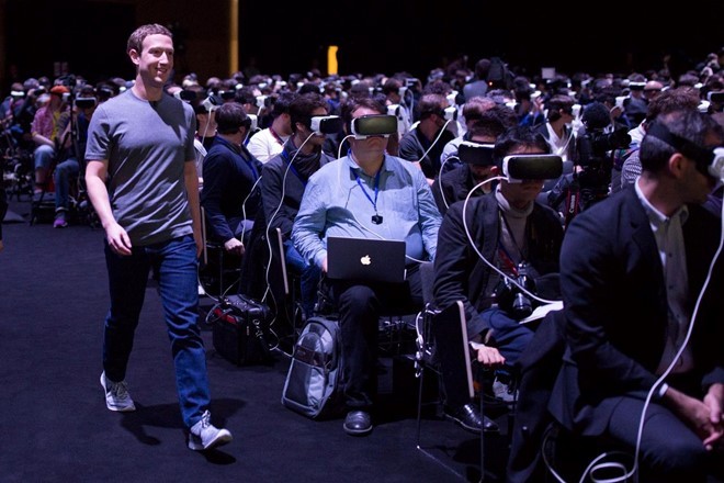 Mark Zuckerberg bước lên sân khấu tại MWC 2016. Mark Zuckerberg bước lên sân khấu tại MWC 2016.