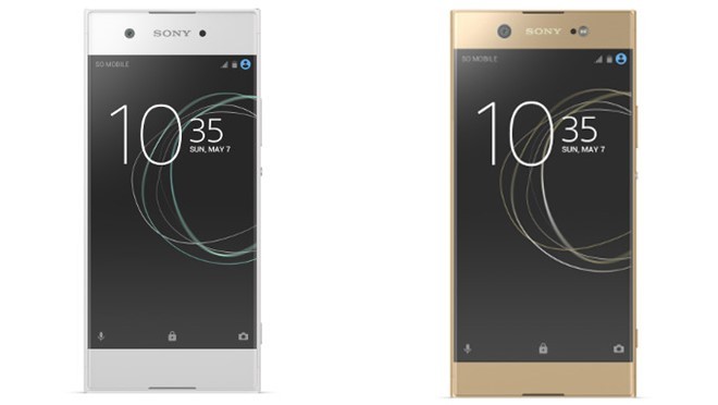 Di động Sony Xperia XA1 (trái) được nâng cấp phần cứng hỗ trợ selfie so với đàn anh trước đó. Ảnh:Sony.