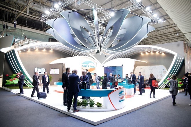 Hoành tráng hơn năm ngoái, Viettel dựng booth theo phong cách hoa sen công nghệ, thể hiện bản sắc Việt Nam và khát vọng hội nhập.