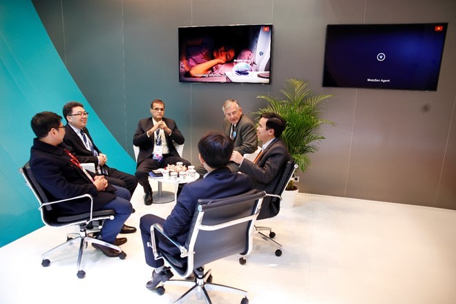 Các giải pháp CNTT của Viettel cũng đã thuyết phục được nhiều Chính phủ. Ngay đầu năm 2017, Viettel đã kí kết được nhiều hợp đồng tại các thị trường như "Dự án Đường truyền Kết nối quốc gia VI” giữa Chính phủ Timor Leste và Công ty Viettel Timor Leste (Telemor), “Dự án cung cấp gói giải pháp truyền thông nội bộ” cho Bộ Giáo dục và Nguồn nhân lực Mozambique… Hiện nhà mạng quân đội đã có mặt ở 11 quốc gia.