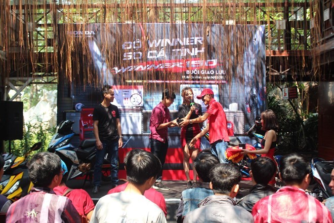 Mỗi tuần, 3 mẫu xe có lượt bình chọn cao nhất sẽ đạt 3 giải thưởng: Đồng hồ G-shock GA-100CG, tai nghe Beats EP, loa Bluetooth Sony SRS-XB2. Nhiều phần quà giá trị sẽ được trao cho các danh hiệu chung cuộc: Ý tưởng xuất sắc nhất, Bộ tem xe độc đáo nhất, “Đồ chơi” xe chất nhất, Tác phẩm có màu sắc nổi bật nhất, Câu lạc bộ có nhiều thành viên tham gia nhất...