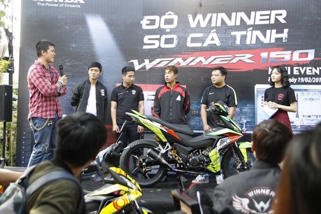 Được mong chờ nhất là góc chia sẻ về cách độ, chơi xe và lên đời các dòng máy từ 2 chuyên gia Tự Thanh Đa và anh Nguyễn Quốc Anh. Các diễn giả này cũng đồng thời là ban giám khảo cuộc thi “Độ WINNER, so cá tính”. Trong ảnh là chuyên gia Quốc Anh chia sẻ kinh nghiệm cho các CLB tại miền Bắc.