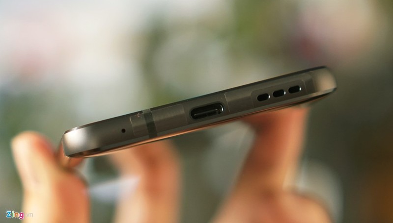 Cổng USB-C đang trở thành tiêu chuẩn phổ thông trên các sản phẩm di động tầm trung và cao cấp. Những thông số cấu hình khác của máy bao gồm RAM 4 GB, dung lượng lưu trữ tùy chọn 32 hoặc 64 GB, pin 3.300 mAh tích hợp sạc nhanh Quick Charge 3.0.