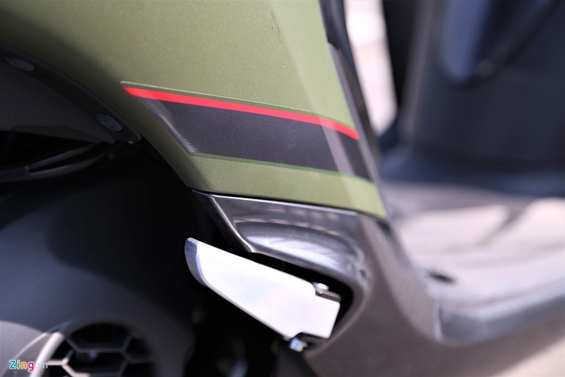 Tem xe cũng đơn giản hơn, phù hợp với mục đích dành cho nam giới. Tuy nhiên, một điểm không thuận tiện trên Janus là gác chân sau không có lò xo bật ra như Grande.